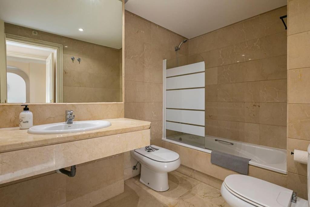 Luminous Puerto Banus, 2 Bedrooms And Parking Apartment